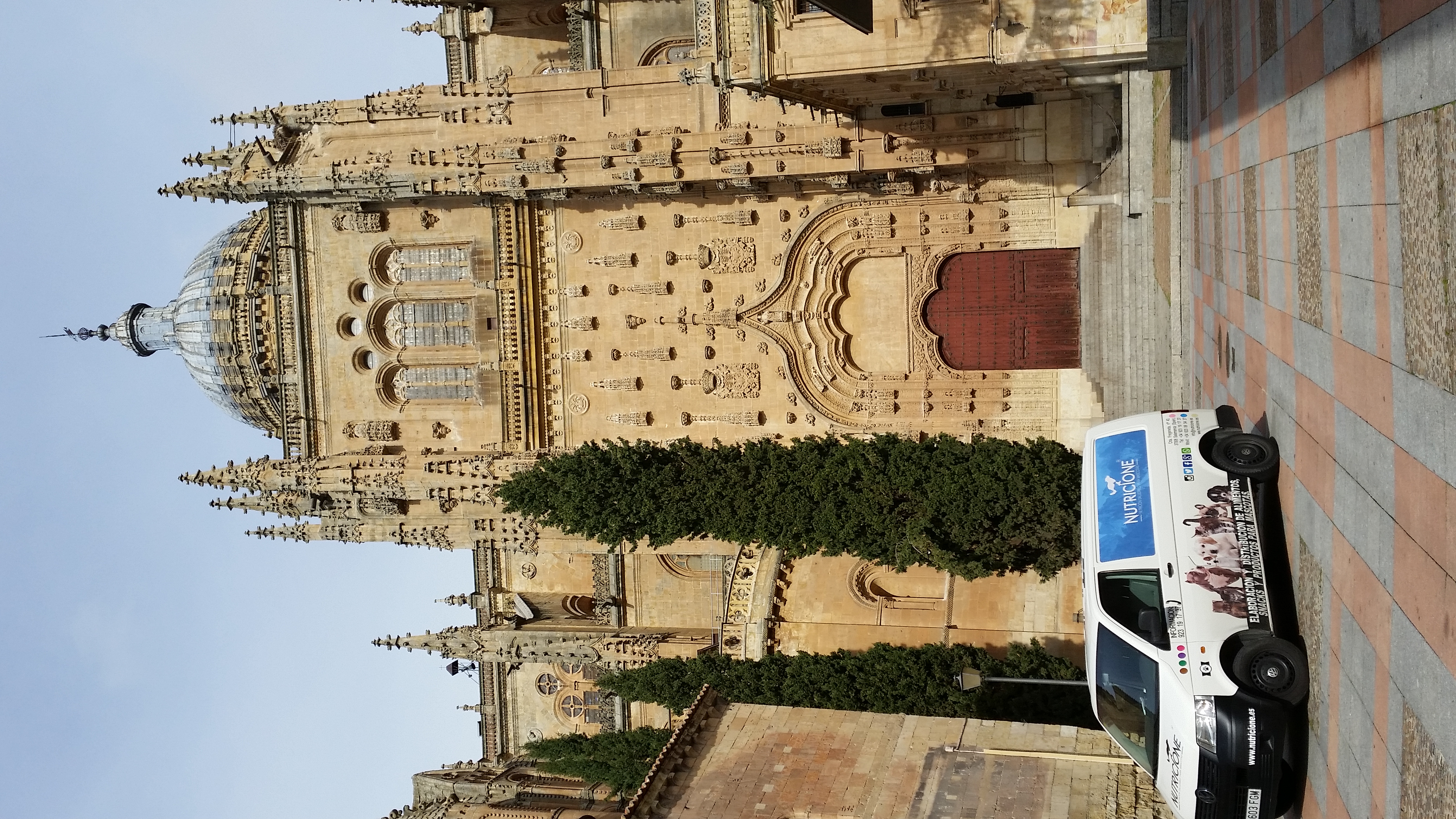 Furgoneta NUTRICIONE frente a la Catedral de Salamanca