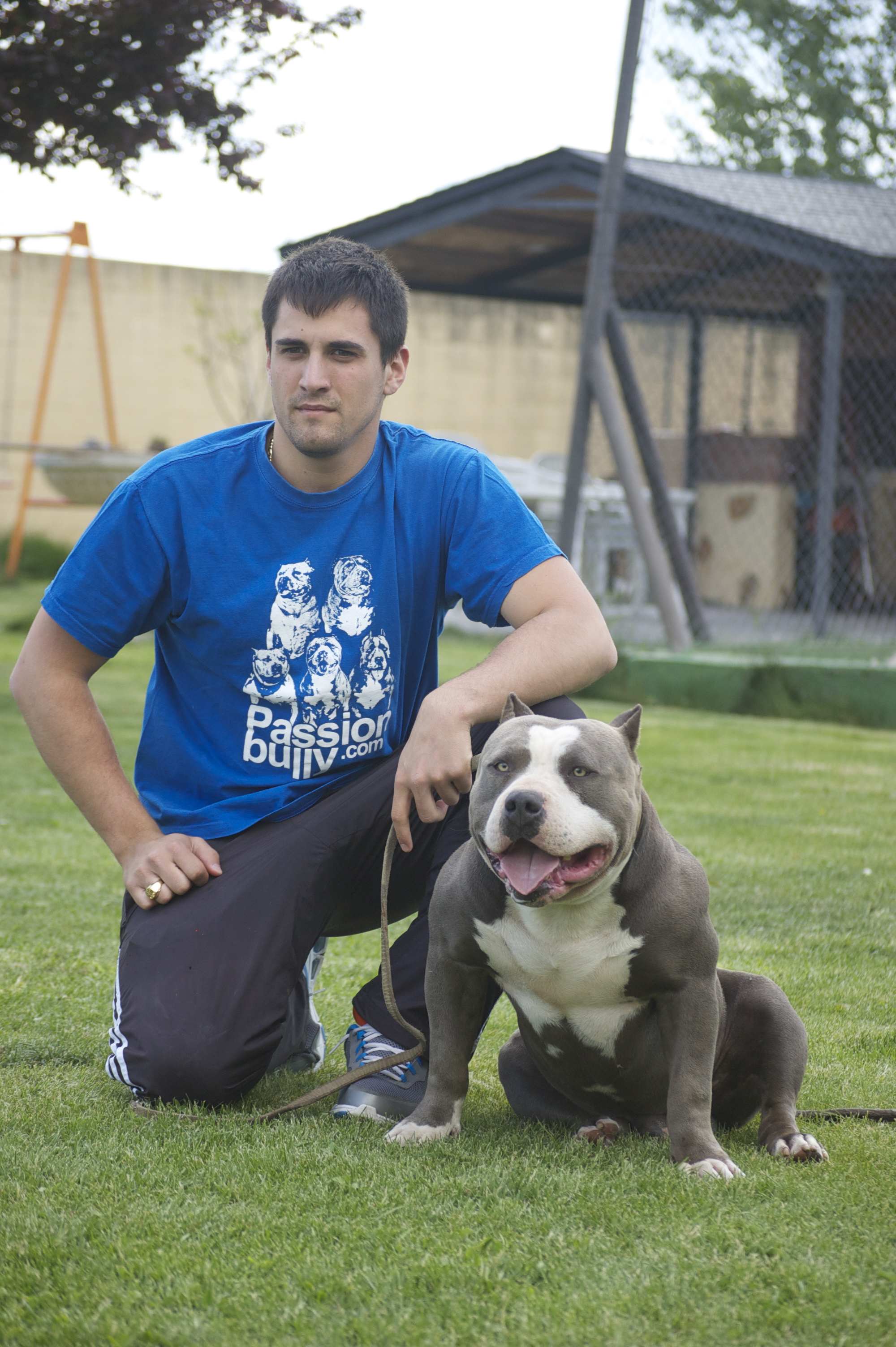 Roberto con su perro American Bully